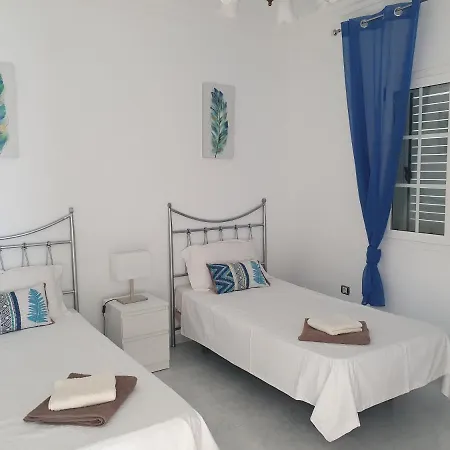 Villa Fun Family Villa-crazy Golf Course-heated Pool-cocktail Bar-jacuzzi-games Room-wifi &uk Tv Puerto del Carmen (Lanzarote)